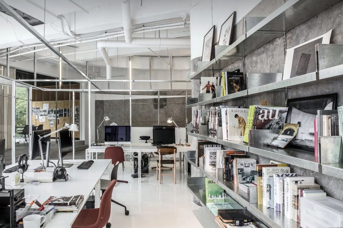 经过8个月的设计和施工，西涛设计工作室搬入舒适的新工作室。